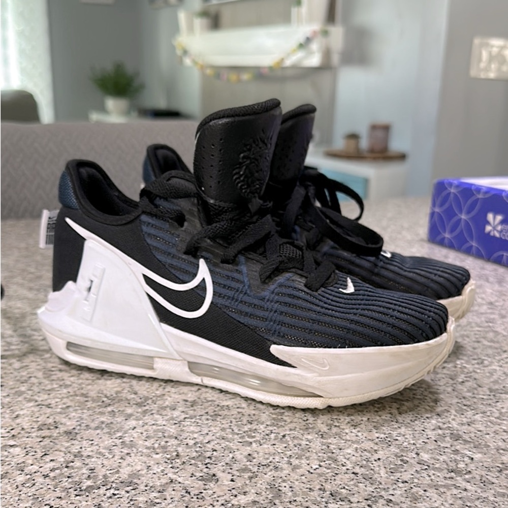 LeBron Witness 6 Size 5.5Y